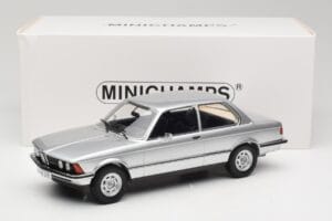 BMW 320 E21 Zilver Minichamps 1:18 107024200 Hars — afbeelding 6 van 6