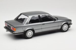 BMW 323i E30 Grey Metallic Minichamps 1:18 155026006 Metaal — afbeelding 2 van 6