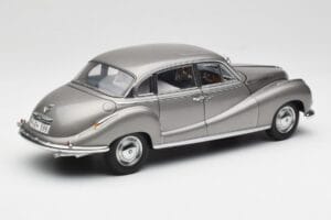BMW 502 2.6 Luxus Silver Beige Metallic AUTOart 1:18 70591 Metaal — afbeelding 3 van 8