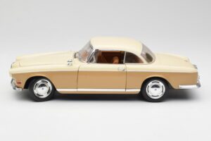 BMW 503 Beige Revell 1:18 8832 Metaal — afbeelding 4 van 8