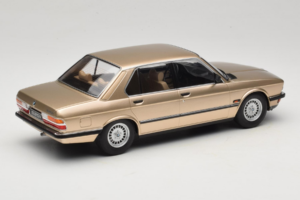 BMW 520i E28 Gold Metallic IXO 1:18 18CMC184 Metaal — afbeelding 2 van 6