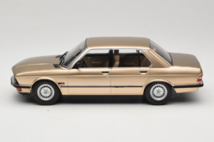 BMW 520i E28 Gold Metallic IXO 1:18 18CMC184 Metaal — afbeelding 3 van 6
