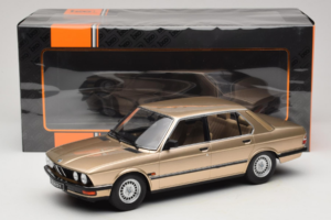 BMW 520i E28 Gold Metallic IXO 1:18 18CMC184 Metaal — afbeelding 6 van 6