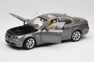 BMW 530i E60 Grey Metallic Revell 1:18 08841 Metaal — afbeelding 2 van 8