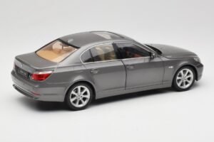 BMW 530i E60 Grey Metallic Revell 1:18 08841 Metaal — afbeelding 3 van 8
