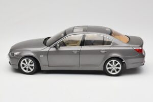 BMW 530i E60 Grey Metallic Revell 1:18 08841 Metaal — afbeelding 4 van 8