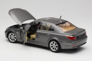 BMW 530i E60 Grey Metallic Revell 1:18 08841 Metaal — afbeelding 5 van 8
