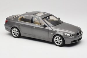 BMW 530i E60 Grey Metallic Revell 1:18 08841 Metaal — afbeelding 6 van 8