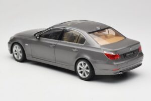 BMW 530i E60 Grey Metallic Revell 1:18 08841 Metaal — afbeelding 7 van 8