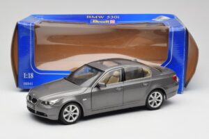BMW 530i E60 Grey Metallic Revell 1:18 08841 Metaal — afbeelding 8 van 8