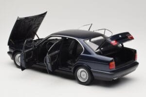 BMW 535i E34 Blue Metallic Minichamps 1:18 100024004 Metaal — afbeelding 5 van 8