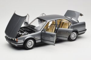BMW 535i E34 Grijs Metallic Minichamps 1:18 100024008 Metaal — afbeelding 2 van 8