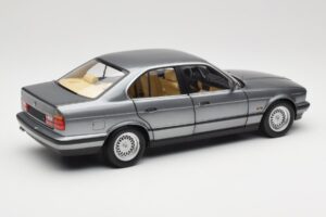 BMW 535i E34 Grijs Metallic Minichamps 1:18 100024008 Metaal — afbeelding 3 van 8