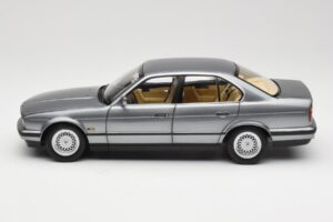 BMW 535i E34 Grijs Metallic Minichamps 1:18 100024008 Metaal — afbeelding 4 van 8