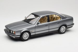 BMW 535i E34 Grijs Metallic Minichamps 1:18 100024008 Metaal