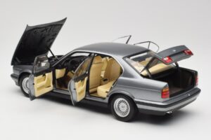 BMW 535i E34 Grijs Metallic Minichamps 1:18 100024008 Metaal — afbeelding 5 van 8