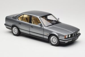 BMW 535i E34 Grijs Metallic Minichamps 1:18 100024008 Metaal — afbeelding 6 van 8