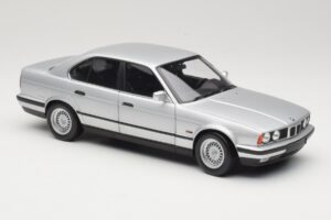 BMW 535i E34 Zilver Minichamps 1:18 100024005 Metaal — afbeelding 6 van 8