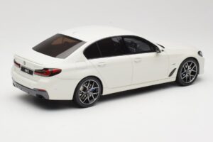 BMW 545e xDrive M-Sport G30 Wit GT Spirit 1:18 GT496 Hars — afbeelding 2 van 6