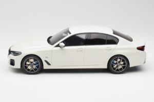 BMW 545e xDrive M-Sport G30 Wit GT Spirit 1:18 GT496 Hars — afbeelding 3 van 6