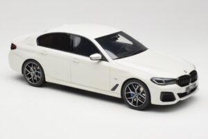BMW 545e xDrive M-Sport G30 Wit GT Spirit 1:18 GT496 Hars — afbeelding 4 van 6