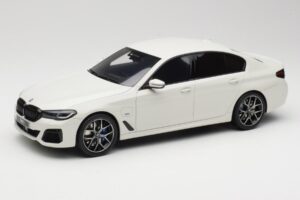 BMW 545e xDrive M-Sport G30 Wit GT Spirit 1:18 GT496 Hars