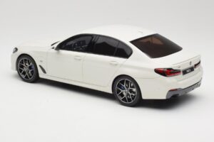 BMW 545e xDrive M-Sport G30 Wit GT Spirit 1:18 GT496 Hars — afbeelding 5 van 6