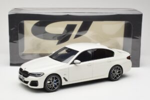 BMW 545e xDrive M-Sport G30 Wit GT Spirit 1:18 GT496 Hars — afbeelding 6 van 6