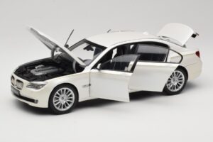 BMW 7 Series F02 760Li Brilliant White Kyosho 1:18 08783BRW Metaal — afbeelding 2 van 8