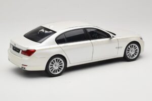 BMW 7 Series F02 760Li Brilliant White Kyosho 1:18 08783BRW Metaal — afbeelding 3 van 8
