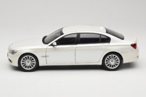 BMW 7 Series F02 760Li Brilliant White Kyosho 1:18 08783BRW Metaal — afbeelding 4 van 8