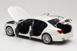 BMW 7 Series F02 760Li Brilliant White Kyosho 1:18 08783BRW Metaal — afbeelding 5 van 8