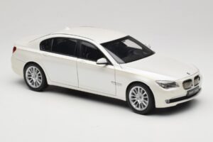 BMW 7 Series F02 760Li Brilliant White Kyosho 1:18 08783BRW Metaal — afbeelding 6 van 8