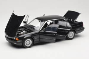 BMW 730i E32 Black Metallic Minichamps 1:18 100023002 Metaal — afbeelding 2 van 8