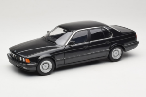 BMW 730i E32 Black Metallic Minichamps 1:18 100023002 Metaal