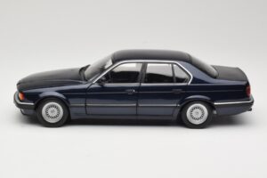 BMW 730i E32 Blauw Metallic Minichamps 1:18 100023006 Metaal — afbeelding 4 van 8