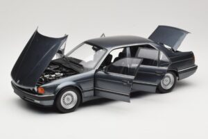 BMW 730i E32 Grey Metallic Minichamps 1:18 100023005 Metaal — afbeelding 2 van 8