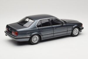 BMW 730i E32 Grey Metallic Minichamps 1:18 100023005 Metaal — afbeelding 3 van 8