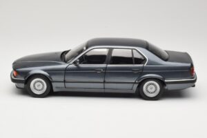 BMW 730i E32 Grey Metallic Minichamps 1:18 100023005 Metaal — afbeelding 4 van 8