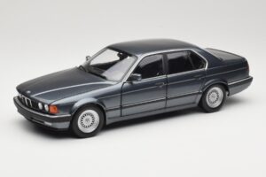 BMW 730i E32 Grey Metallic Minichamps 1:18 100023005 Metaal
