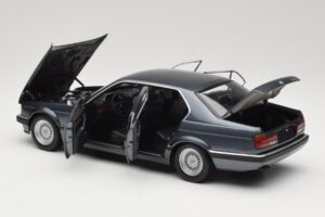 BMW 730i E32 Grey Metallic Minichamps 1:18 100023005 Metaal — afbeelding 5 van 8