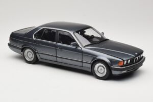 BMW 730i E32 Grey Metallic Minichamps 1:18 100023005 Metaal — afbeelding 6 van 8