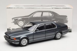 BMW 730i E32 Grey Metallic Minichamps 1:18 100023005 Metaal — afbeelding 8 van 8