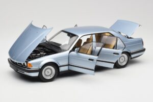 BMW 730i E32 Lichtblauw Metallic Minichamps 1:18 100023008 Metaal — afbeelding 2 van 8