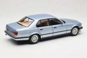 BMW 730i E32 Lichtblauw Metallic Minichamps 1:18 100023008 Metaal — afbeelding 3 van 8