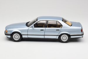 BMW 730i E32 Lichtblauw Metallic Minichamps 1:18 100023008 Metaal — afbeelding 4 van 8