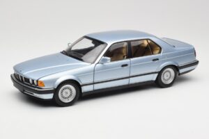 BMW 730i E32 Lichtblauw Metallic Minichamps 1:18 100023008 Metaal