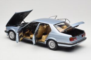BMW 730i E32 Lichtblauw Metallic Minichamps 1:18 100023008 Metaal — afbeelding 5 van 8