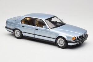 BMW 730i E32 Lichtblauw Metallic Minichamps 1:18 100023008 Metaal — afbeelding 6 van 8