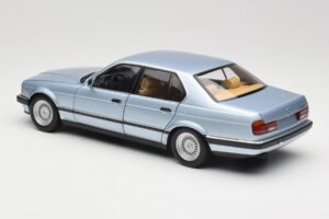 BMW 730i E32 Lichtblauw Metallic Minichamps 1:18 100023008 Metaal — afbeelding 7 van 8